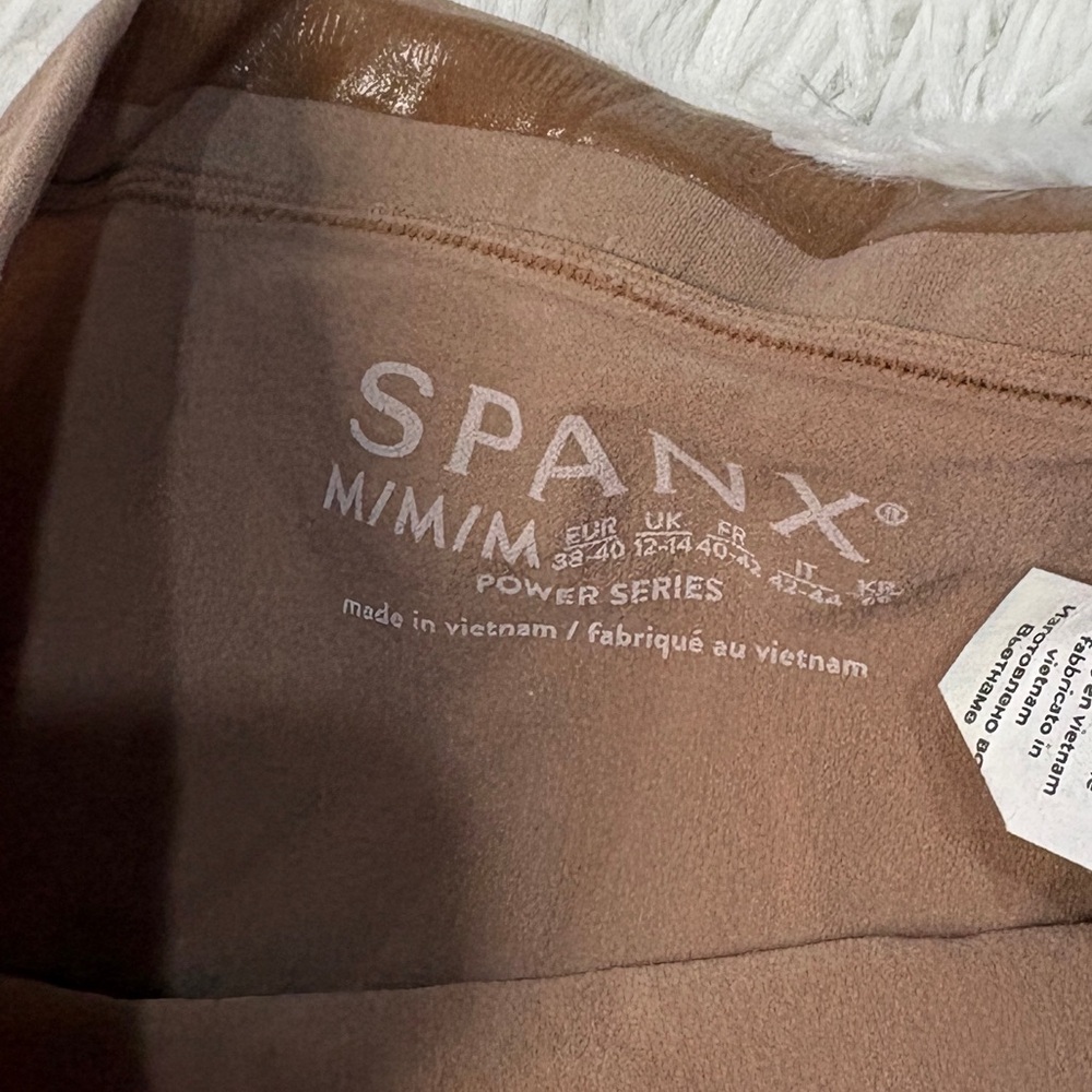 SPANXsculpt™ Seamless Power High-Waisted Mid-Thigh Short - Picture 3 of 4